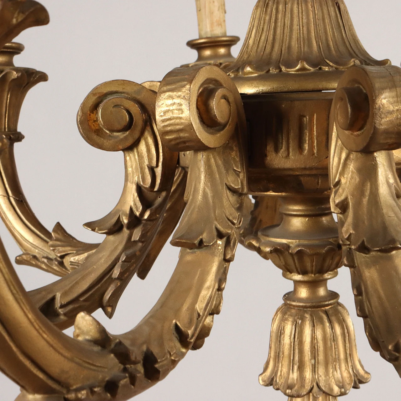 Lampadario stile Neoclassico a otto luci in legno intagliato e dorato 6