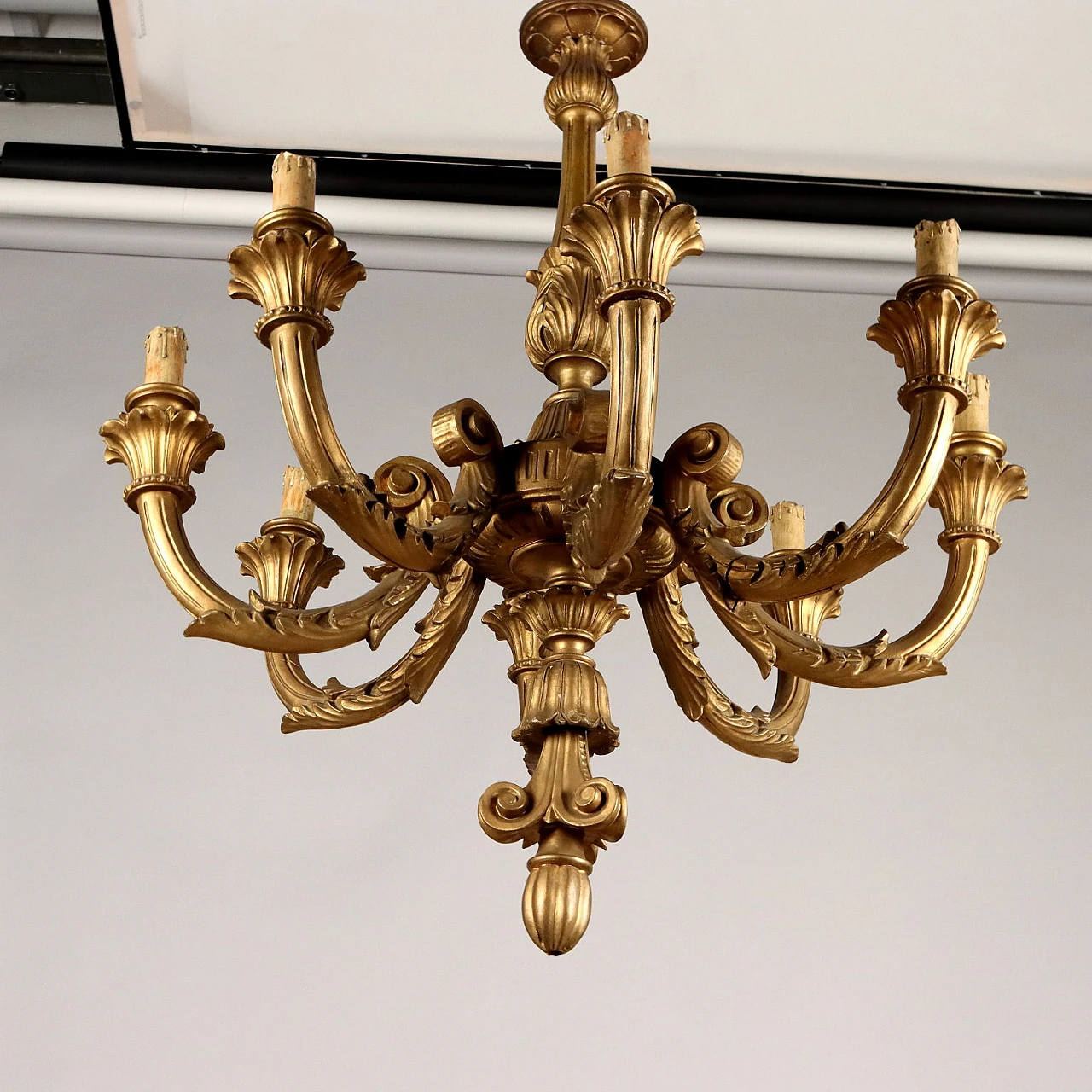 Lampadario stile Neoclassico a otto luci in legno intagliato e dorato 8