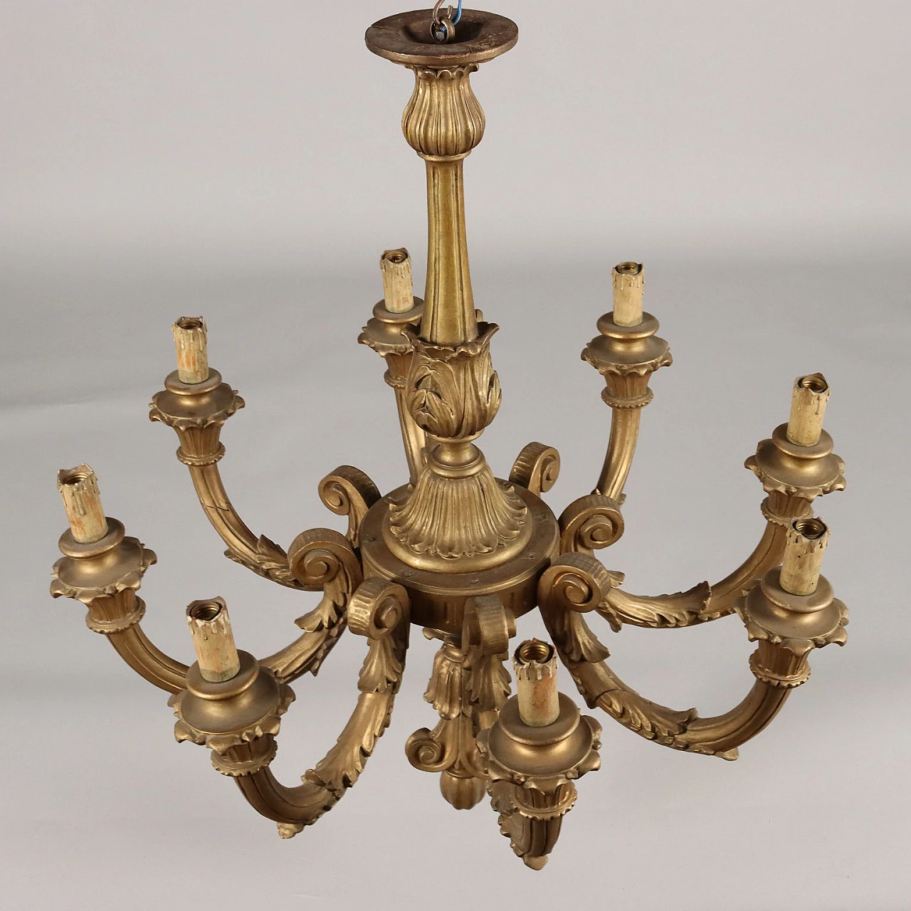 Lampadario stile Neoclassico a otto luci in legno intagliato e dorato 9