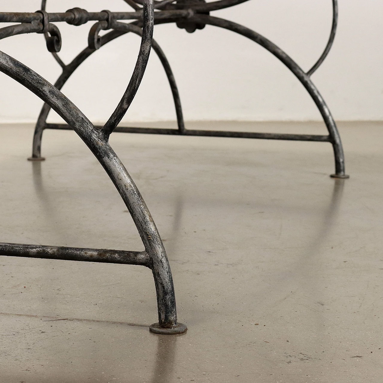 Tavolo da giardino in ferro con piano in cotto e ceramica 10