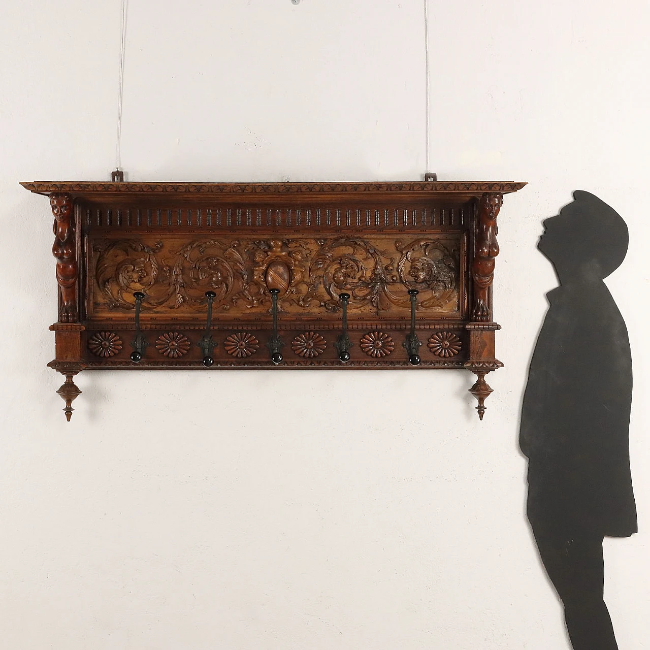 Appendiabiti da parete con ganci in metallo e pomelli in bachelite 2