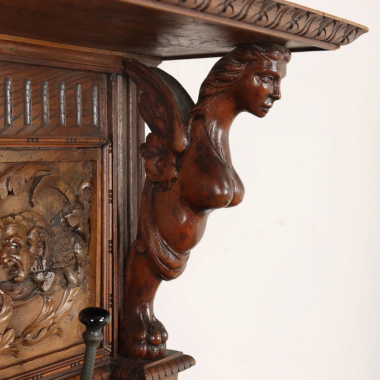 Appendiabiti da parete con ganci in metallo e pomelli in bachelite 4