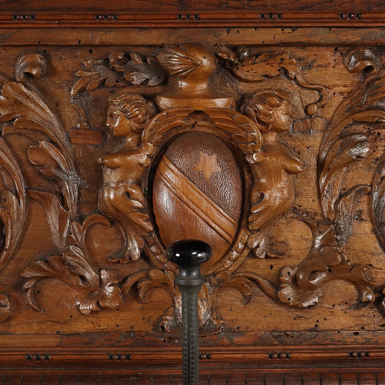 Appendiabiti da parete con ganci in metallo e pomelli in bachelite 5