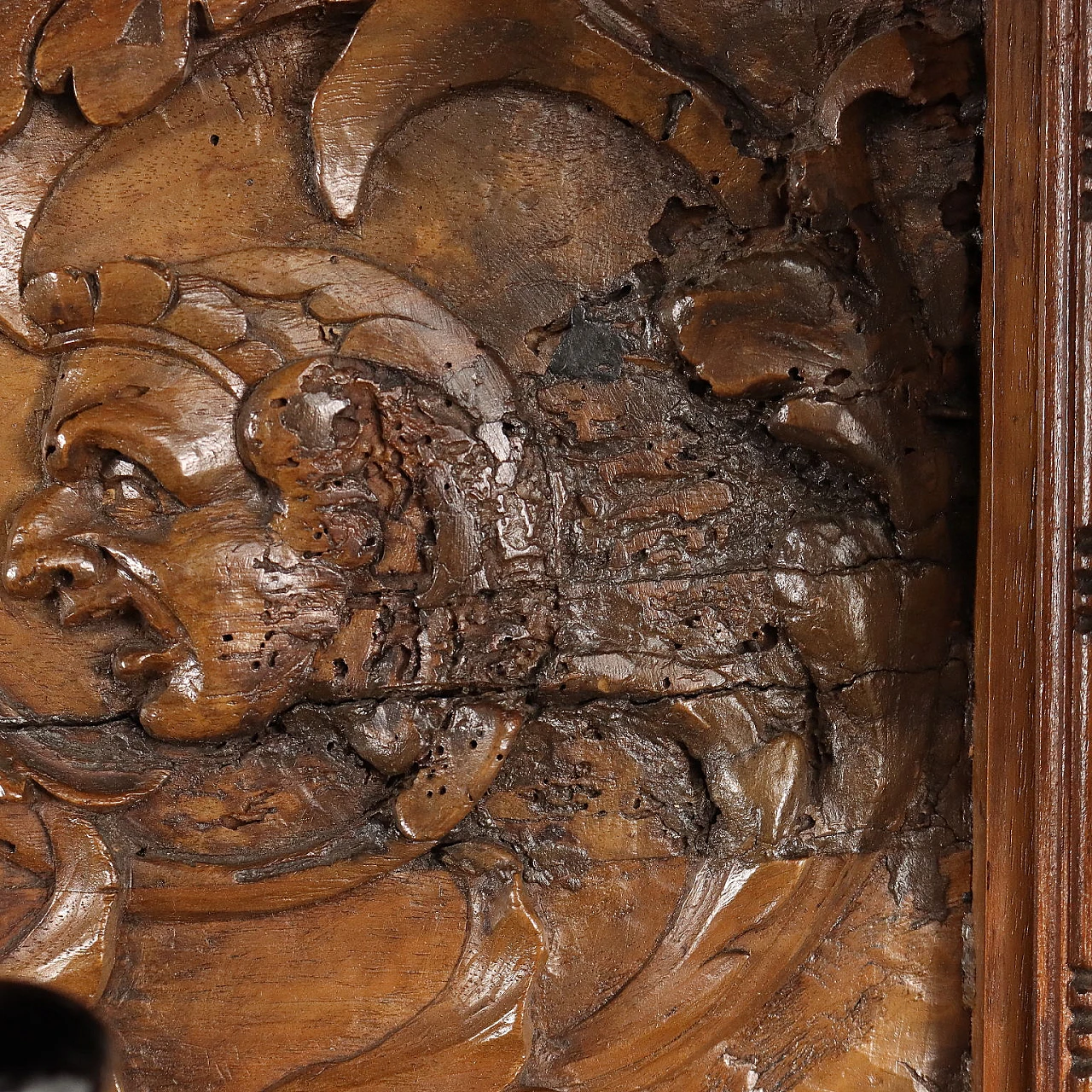 Appendiabiti da parete con ganci in metallo e pomelli in bachelite 8