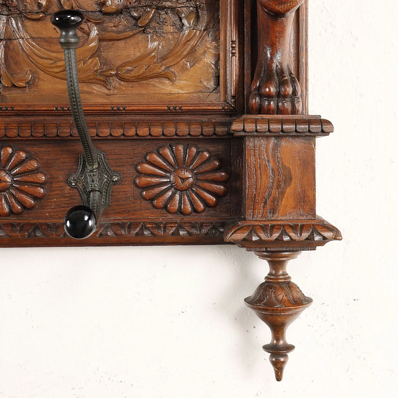 Appendiabiti da parete con ganci in metallo e pomelli in bachelite 10