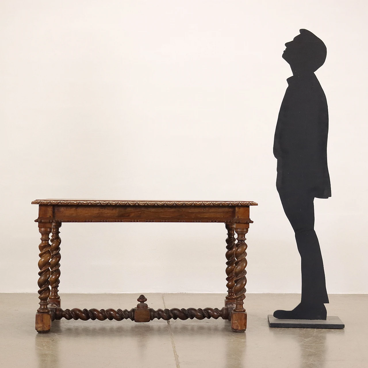 Tavolo in rovere e noce con intagli e gambe tortili 2