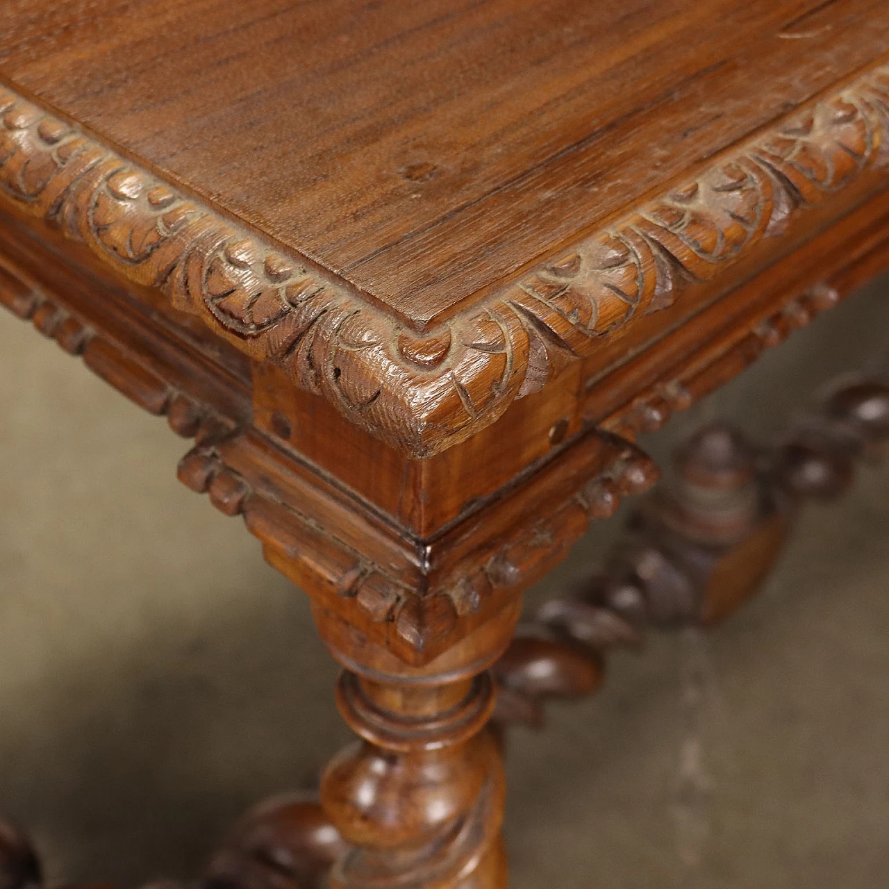Tavolo in rovere e noce con intagli e gambe tortili 3