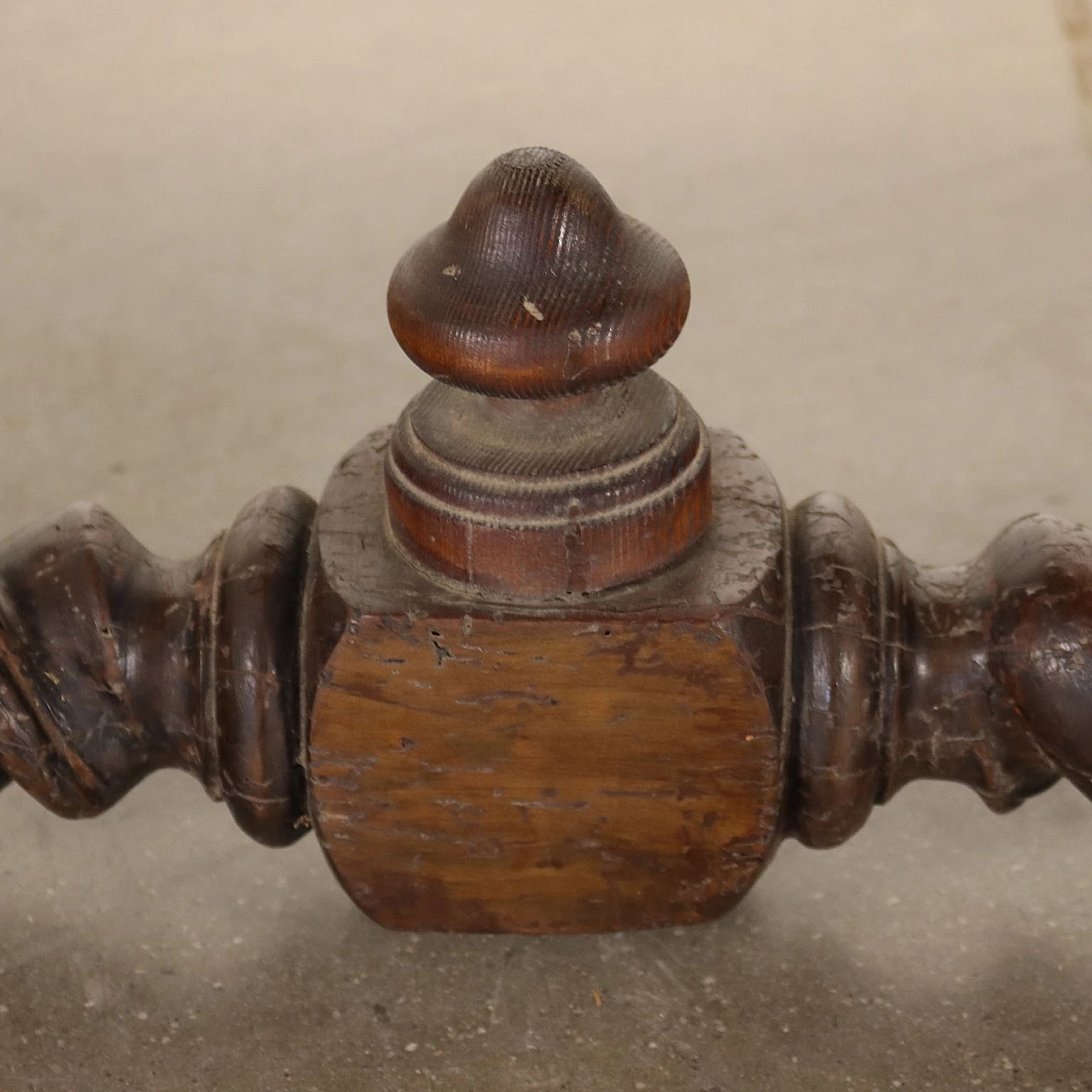 Tavolo in rovere e noce con intagli e gambe tortili 4