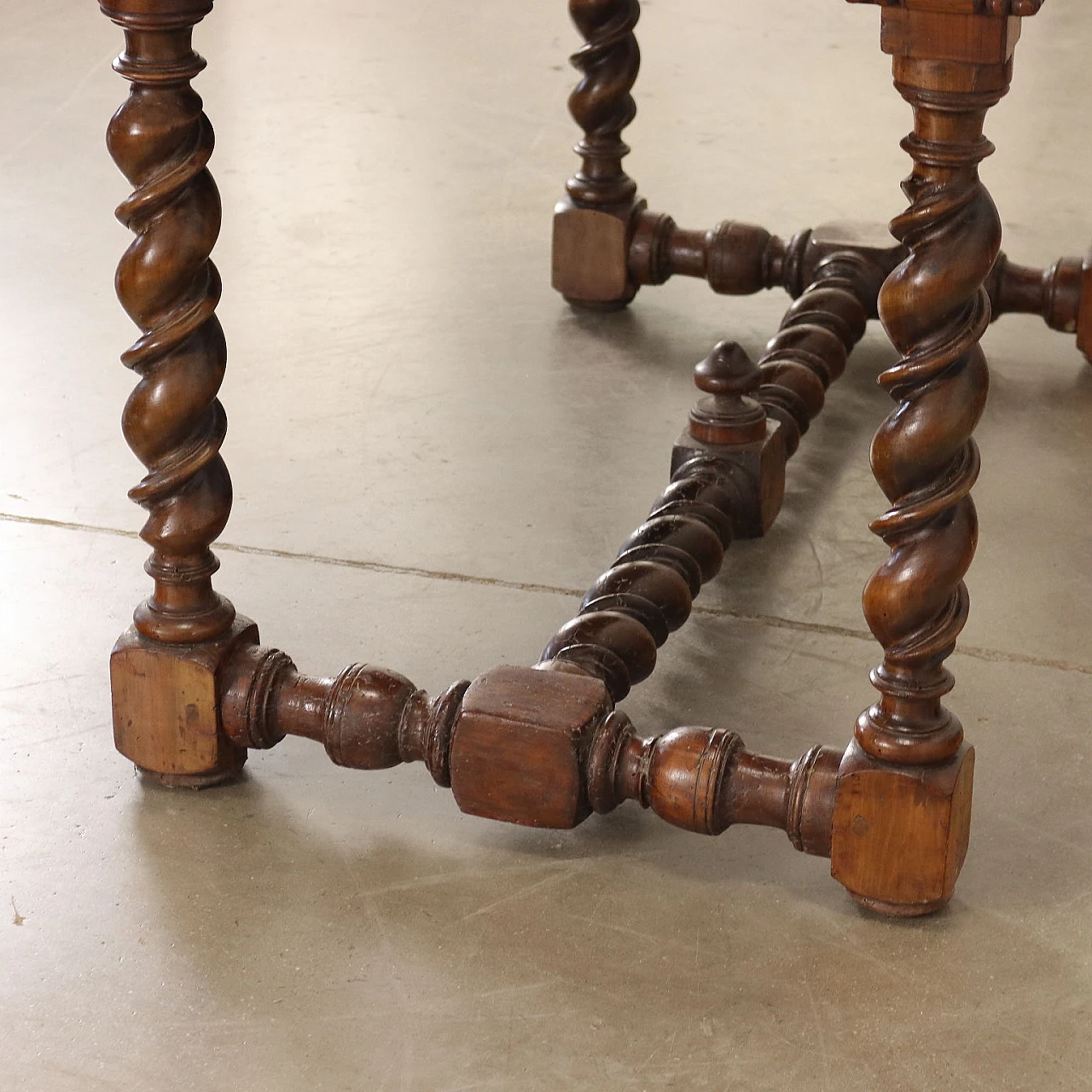 Tavolo in rovere e noce con intagli e gambe tortili 5