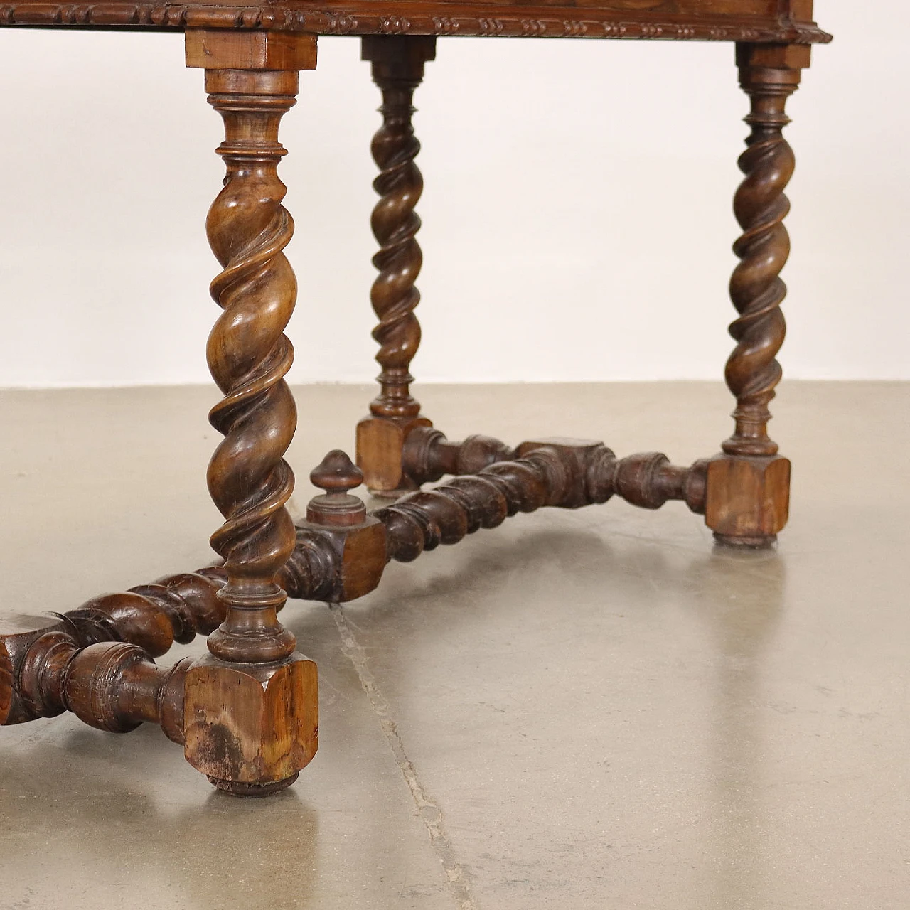 Tavolo in rovere e noce con intagli e gambe tortili 6