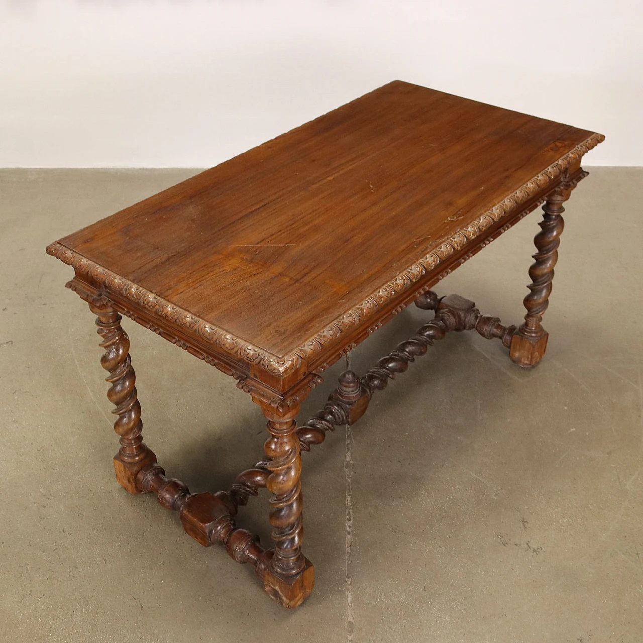 Tavolo in rovere e noce con intagli e gambe tortili 7