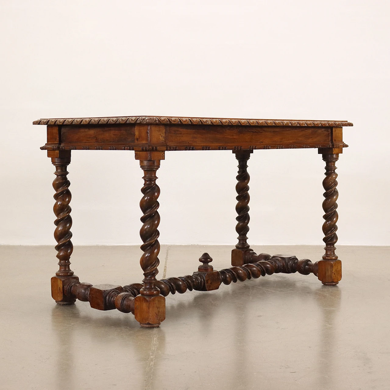 Tavolo in rovere e noce con intagli e gambe tortili 8