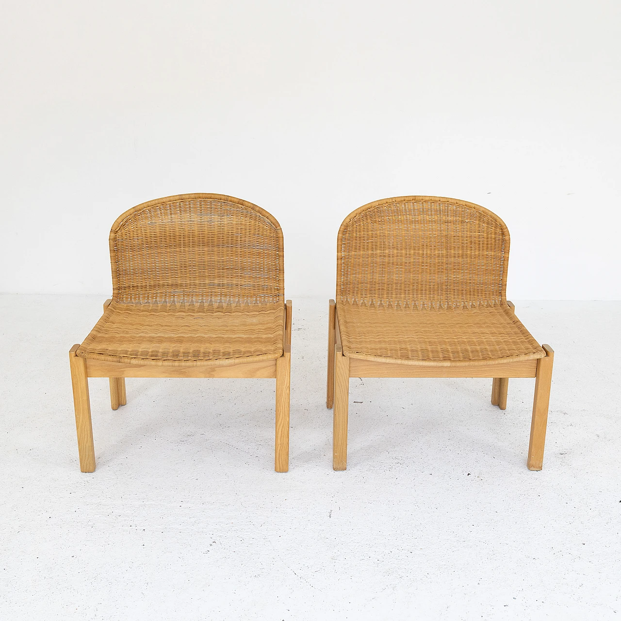 Coppia di sedie in frassino e rattan, anni '80 3
