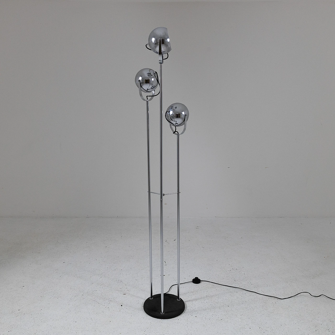 Lampada da terra a tre luci in metallo cromato e nero, anni '70 1