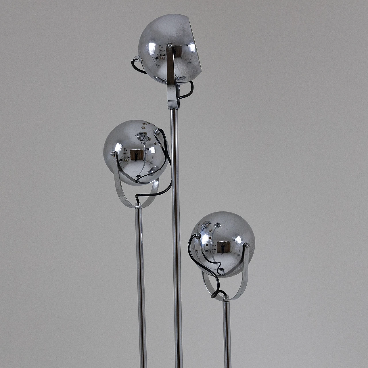 Lampada da terra a tre luci in metallo cromato e nero, anni '70 2