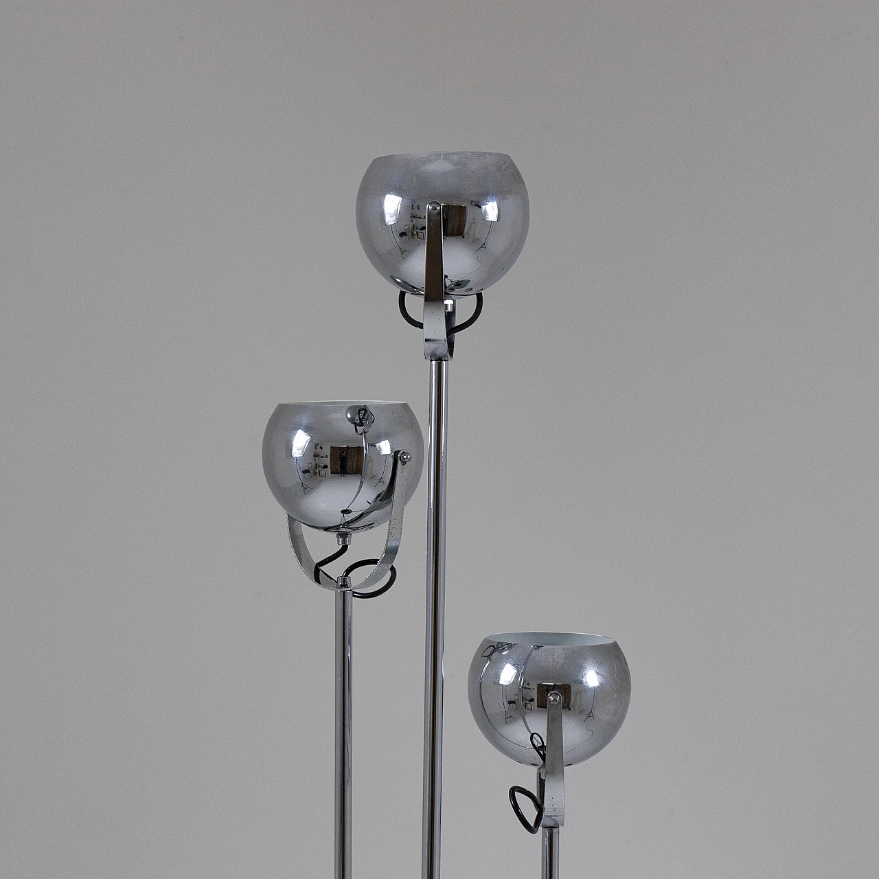 Lampada da terra a tre luci in metallo cromato e nero, anni '70 4