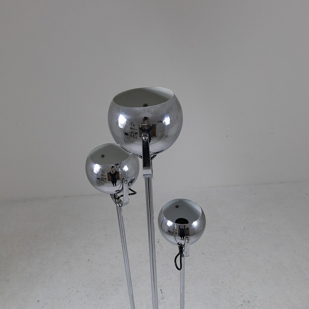 Lampada da terra a tre luci in metallo cromato e nero, anni '70 5