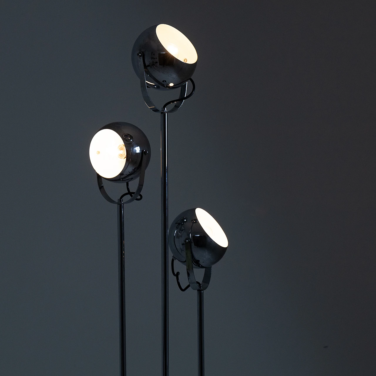 Lampada da terra a tre luci in metallo cromato e nero, anni '70 9