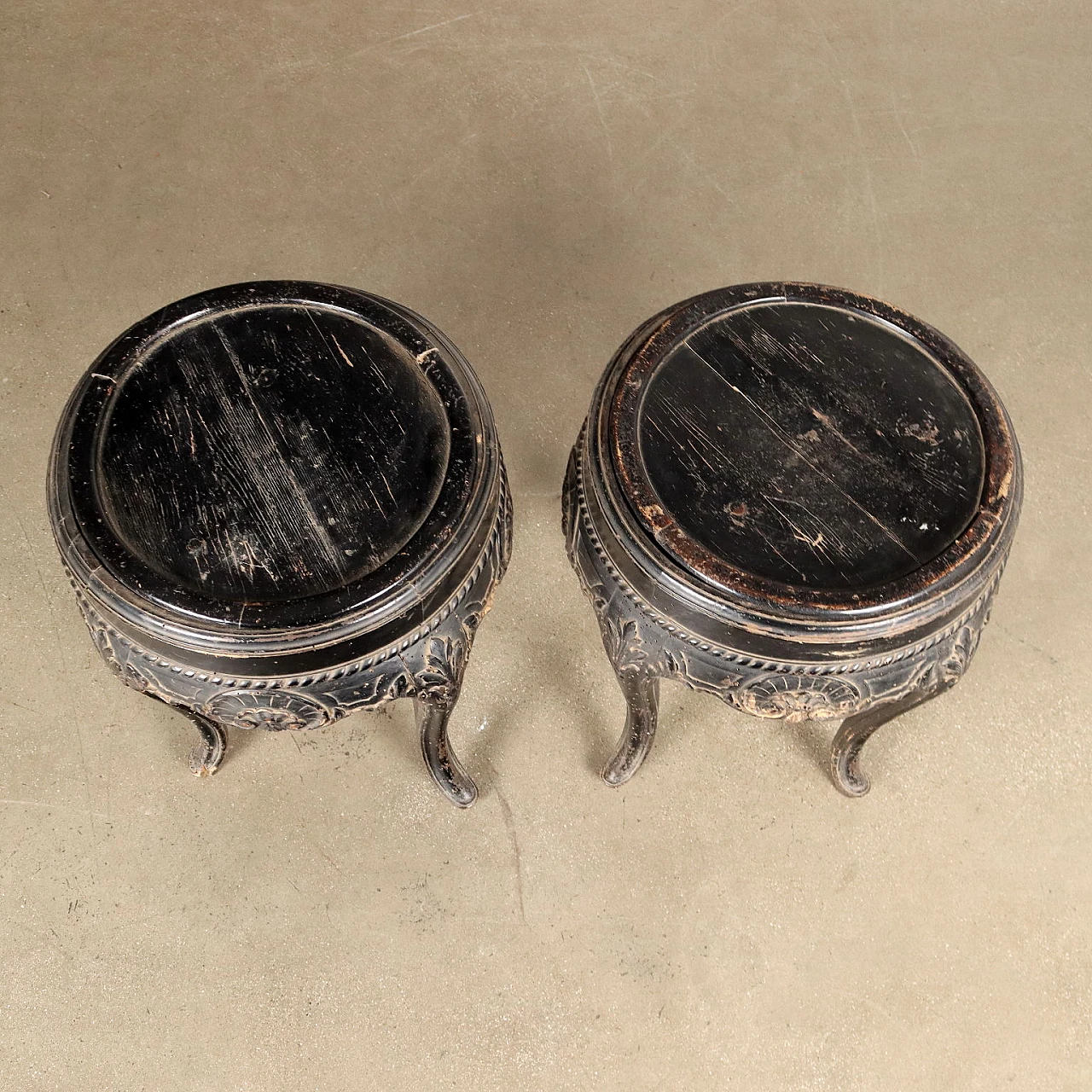 Pair of carved wooden vase holders with leaf motifs, 19th century 3