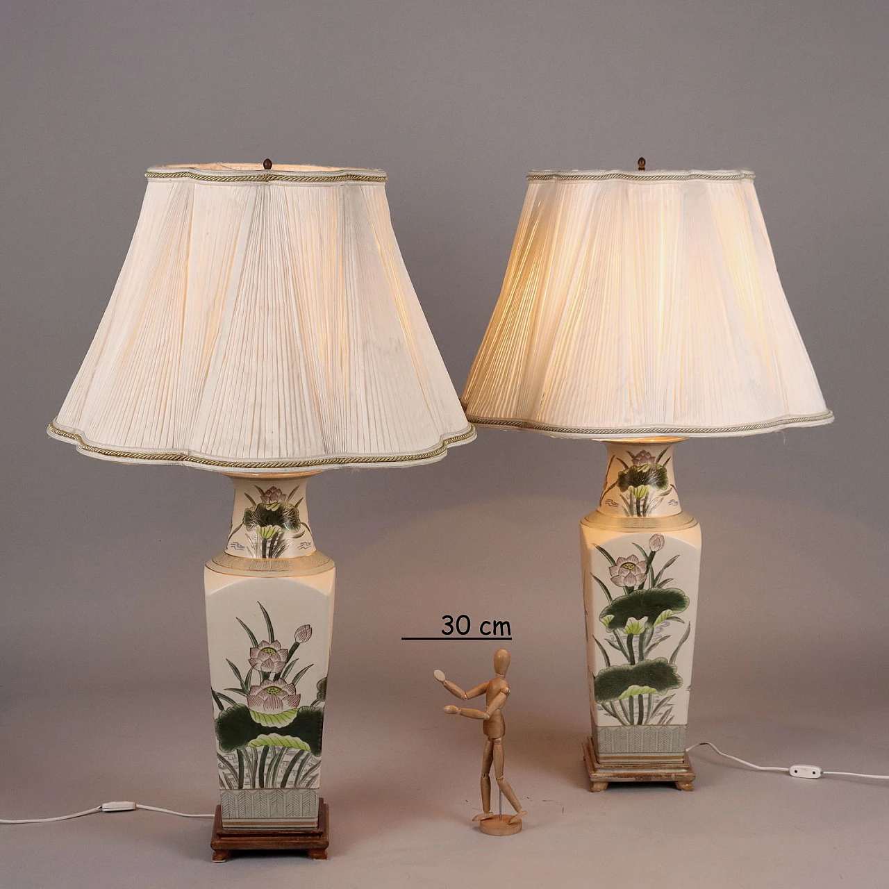 Pair of table lamps with porcelain frame and fabric lampshade 2