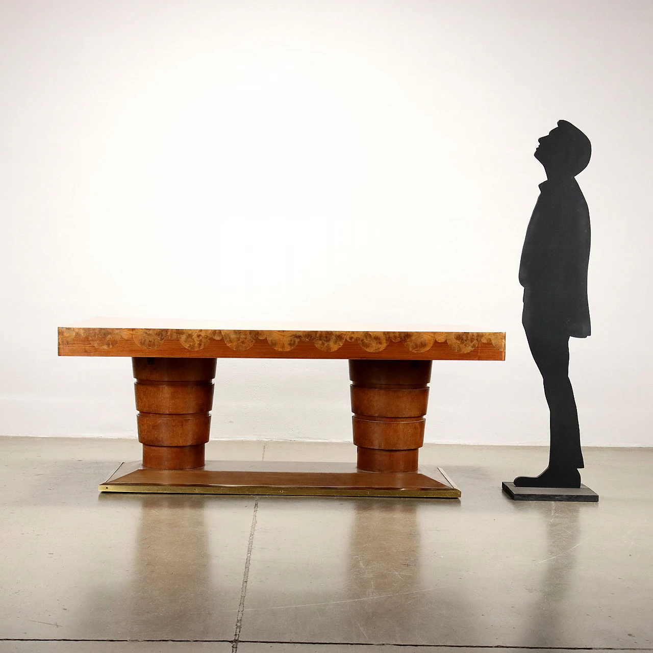 Tavolo in legno impiallacciato noce e radica con profili in ottone, anni '30 2