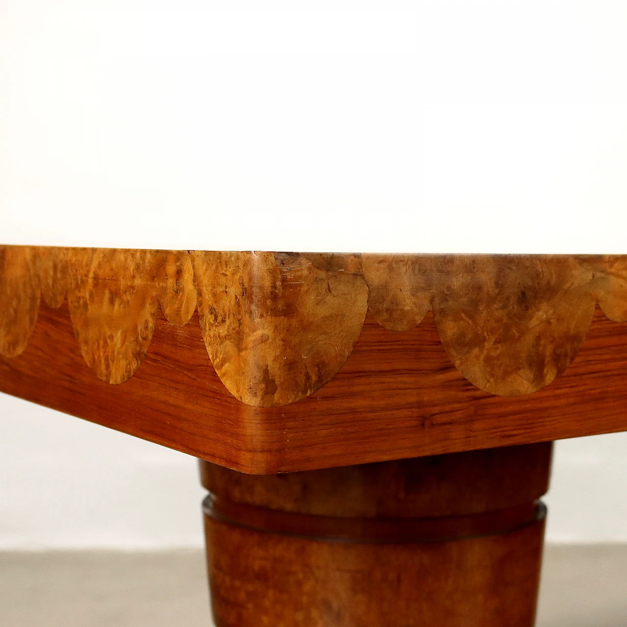 Tavolo in legno impiallacciato noce e radica con profili in ottone, anni '30 4