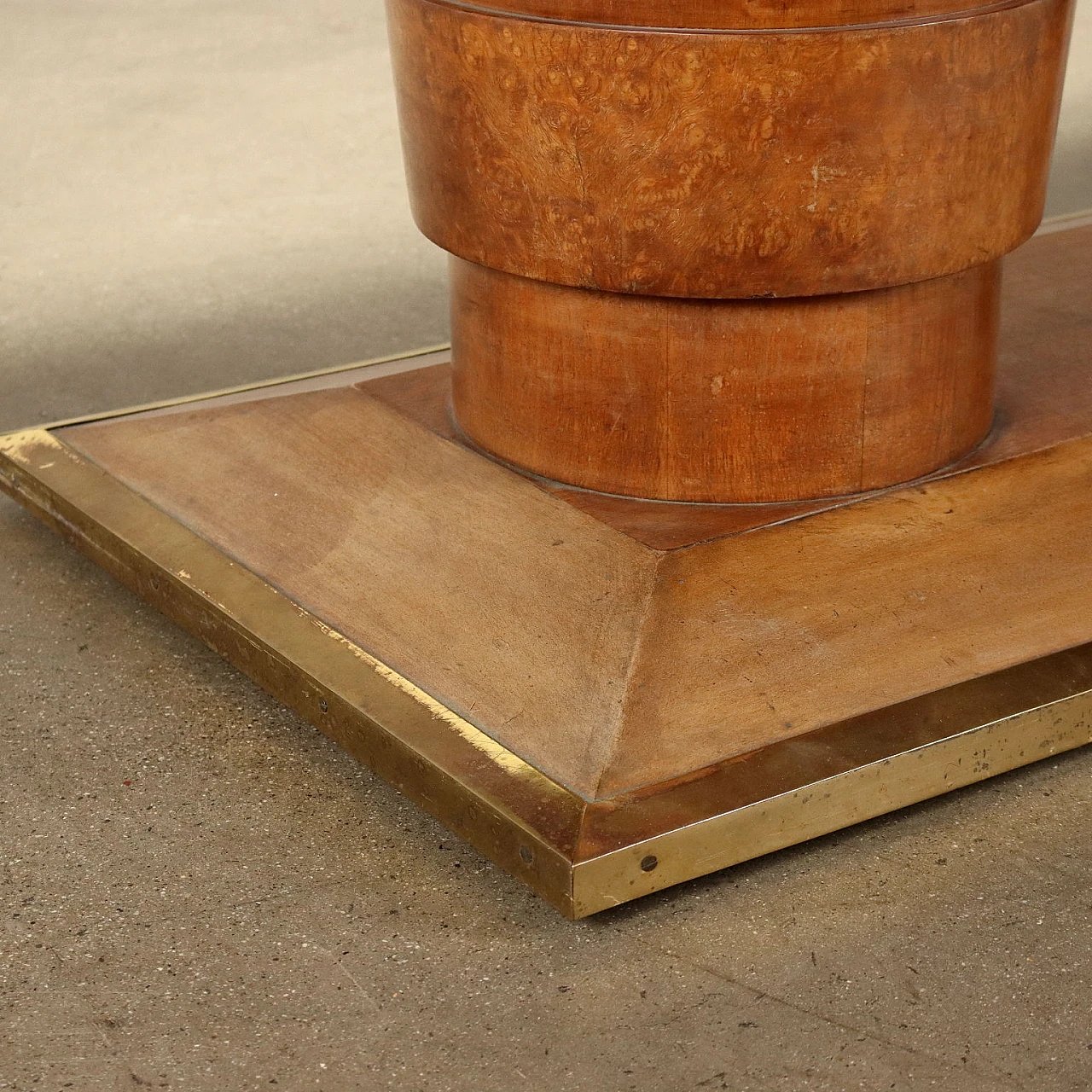 Tavolo in legno impiallacciato noce e radica con profili in ottone, anni '30 5