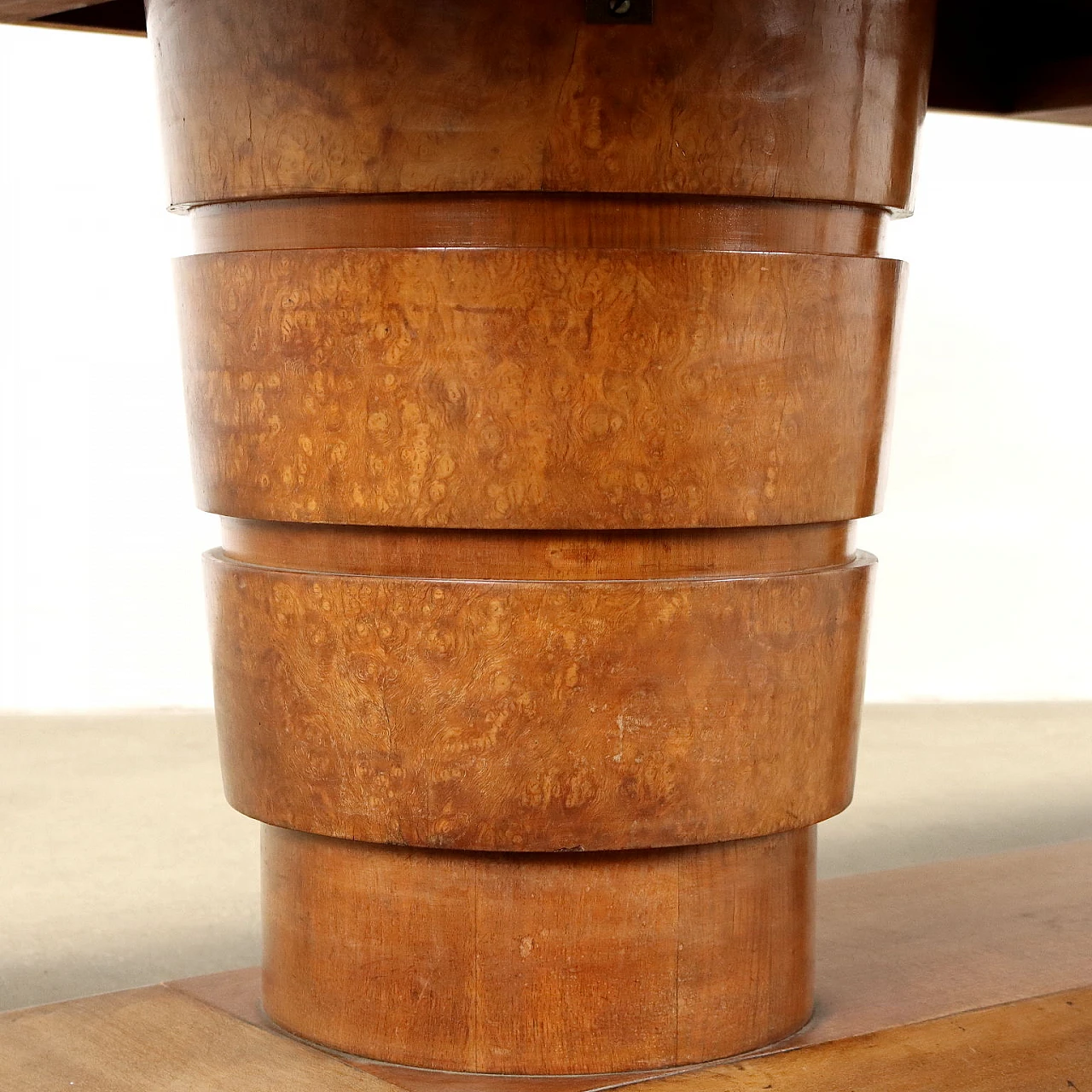 Tavolo in legno impiallacciato noce e radica con profili in ottone, anni '30 6