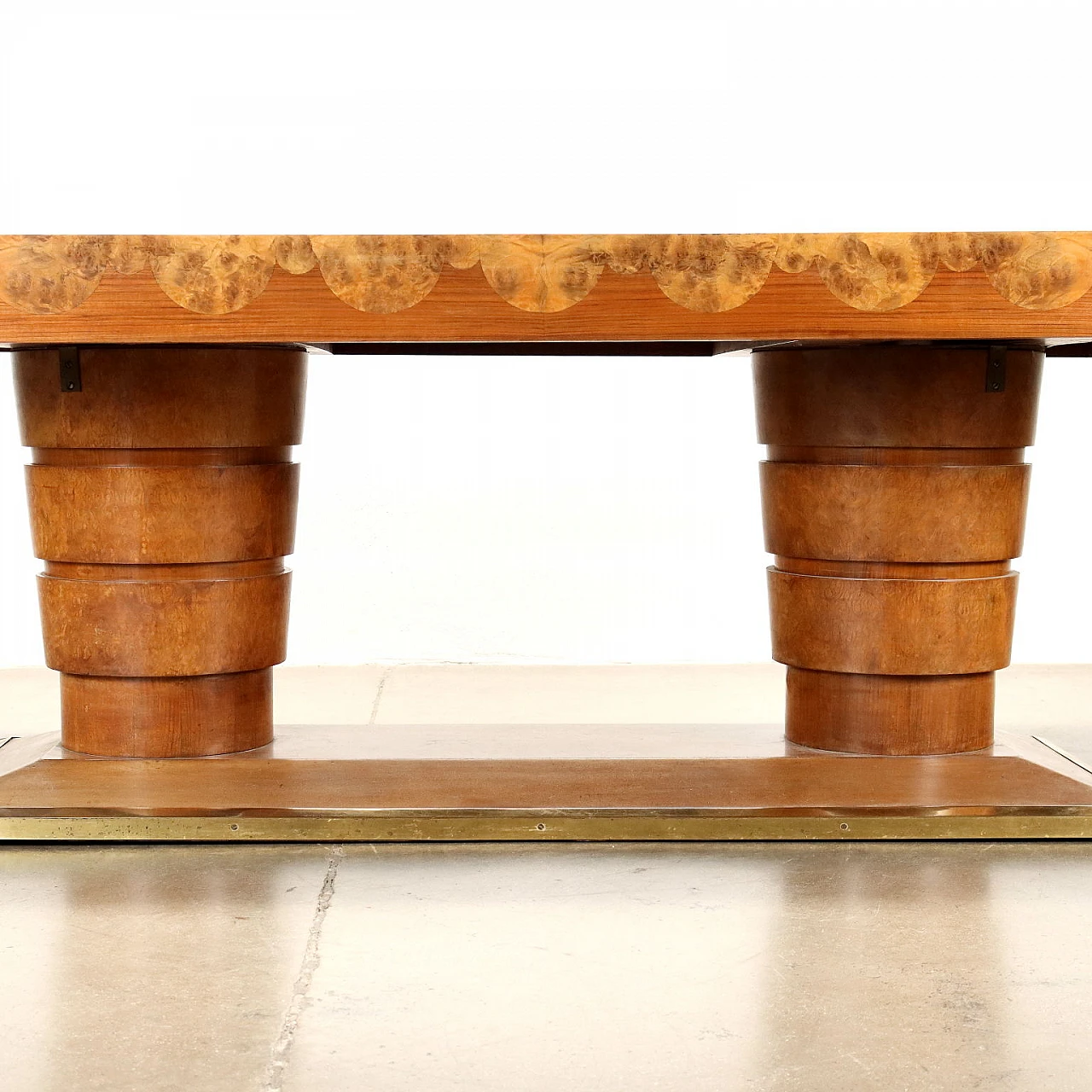 Tavolo in legno impiallacciato noce e radica con profili in ottone, anni '30 7