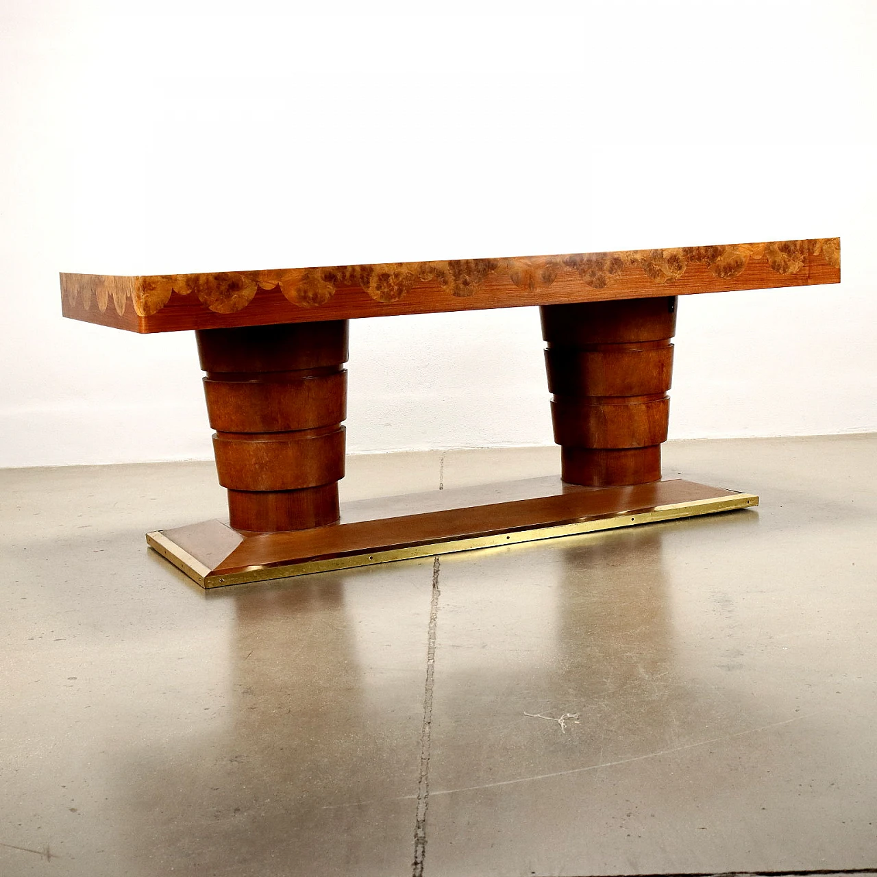 Tavolo in legno impiallacciato noce e radica con profili in ottone, anni '30 8