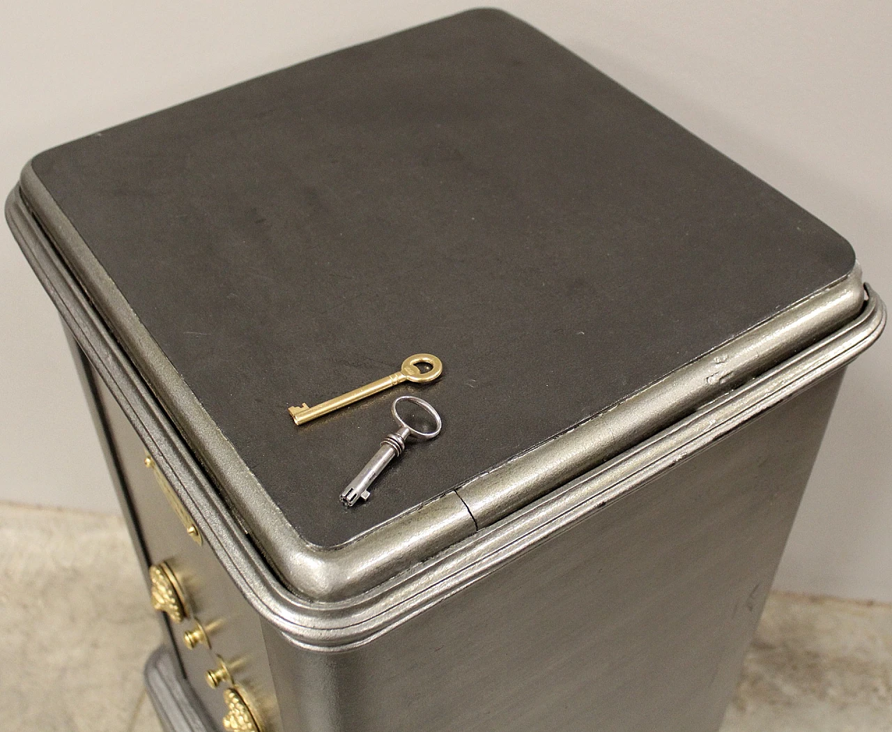 Iron safe, late 19th century 6