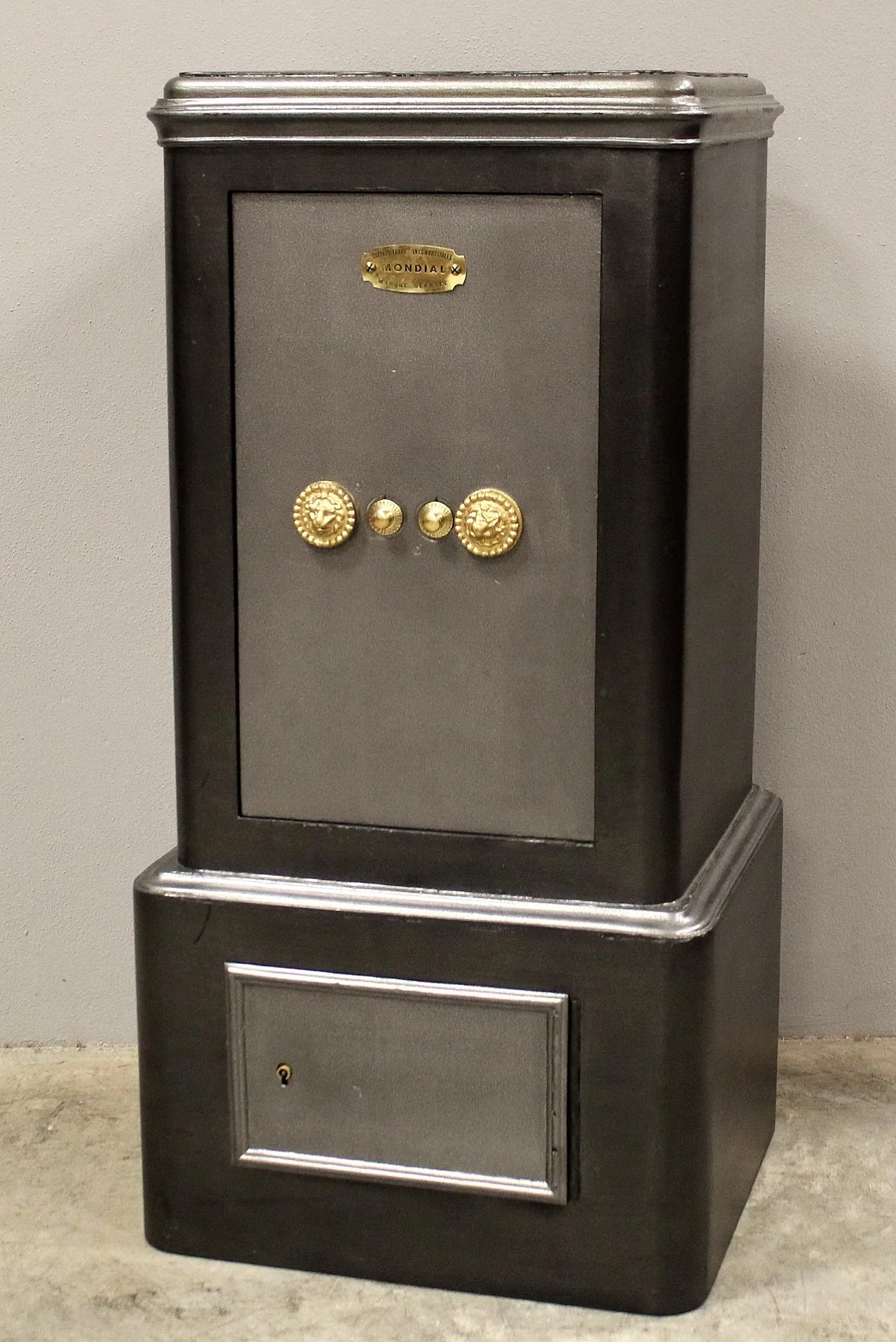 Iron safe, late 19th century 9