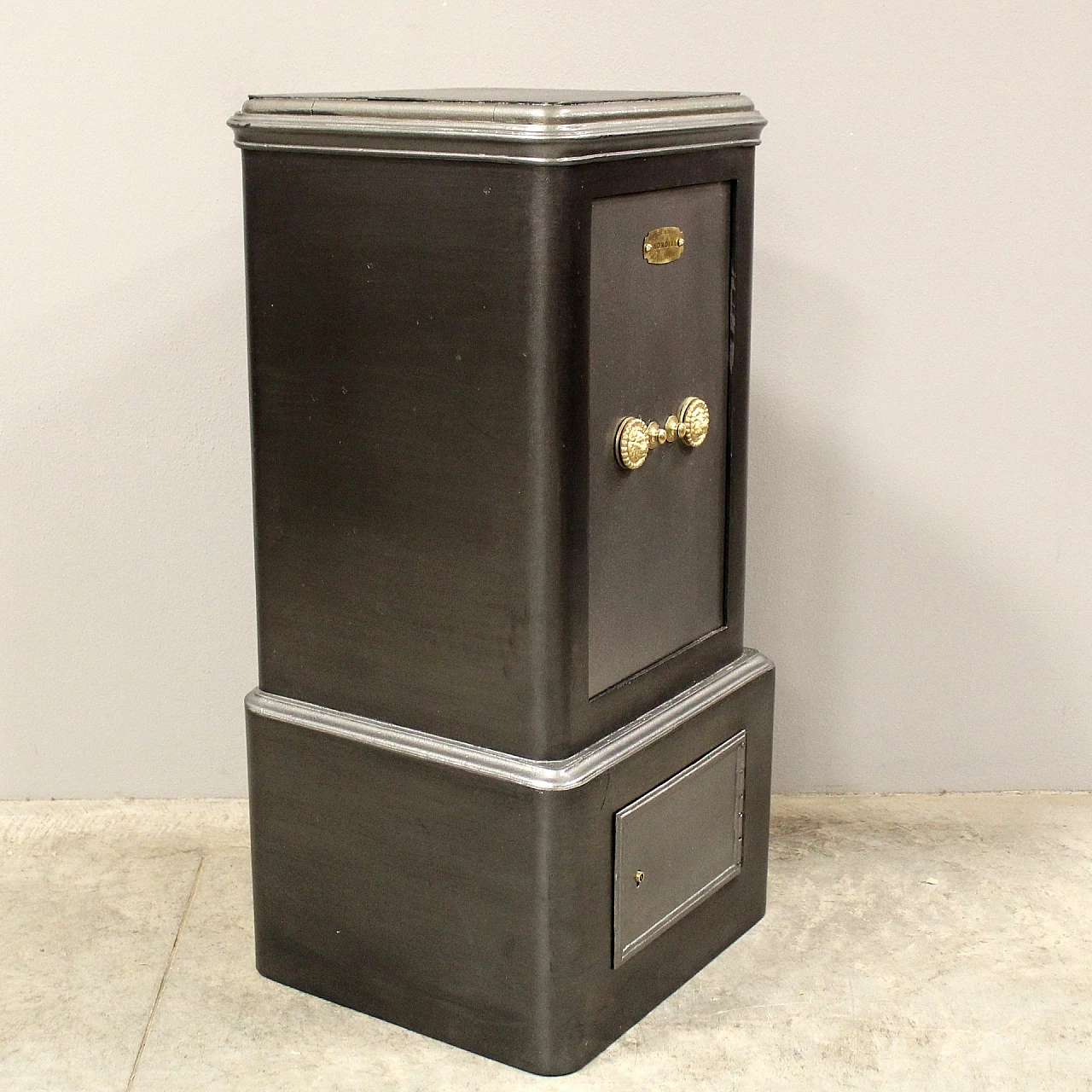 Iron safe, late 19th century 10