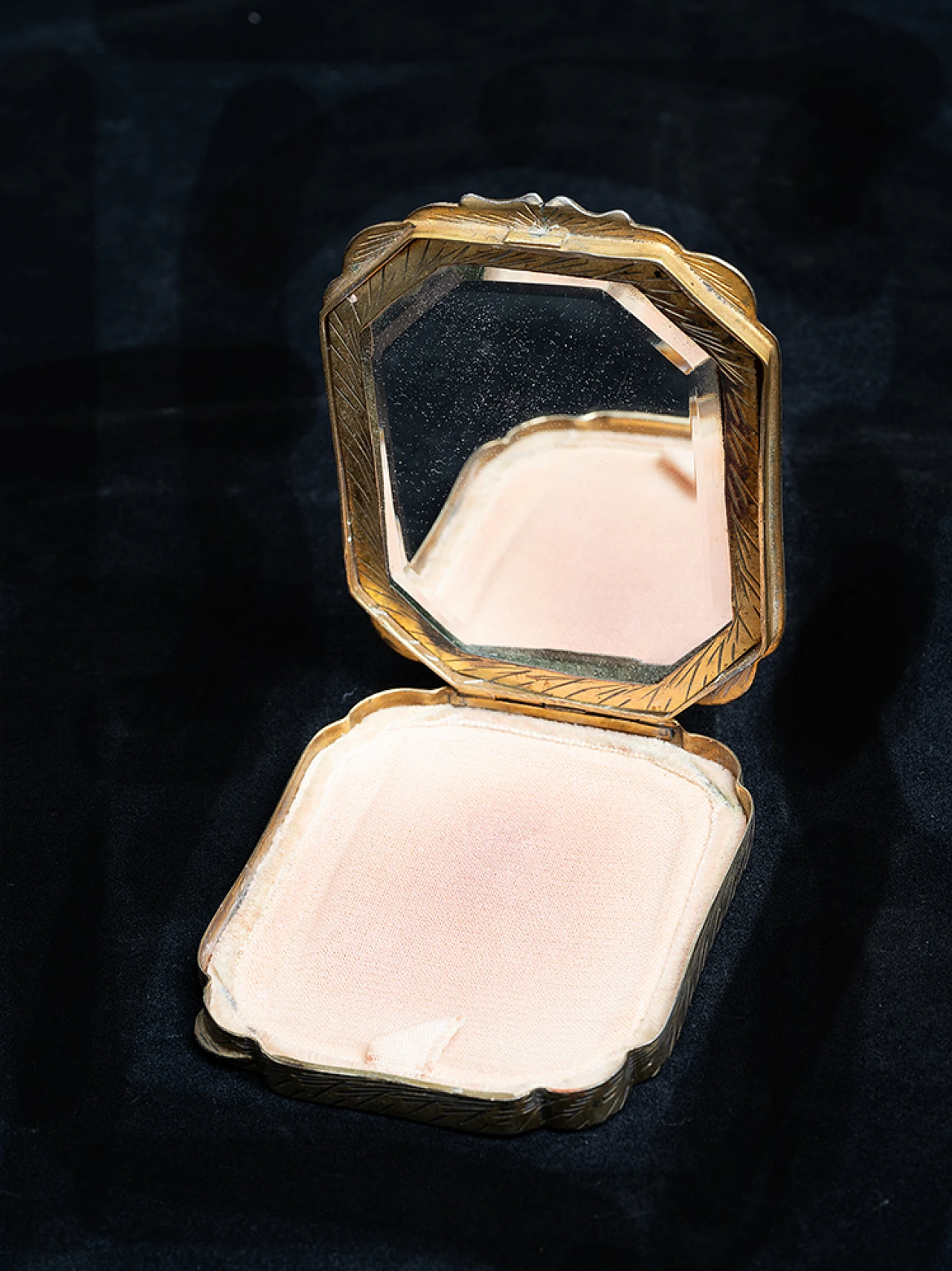 Portacipria in argento con coperchio smaltato raffigurante la Monalisa 2