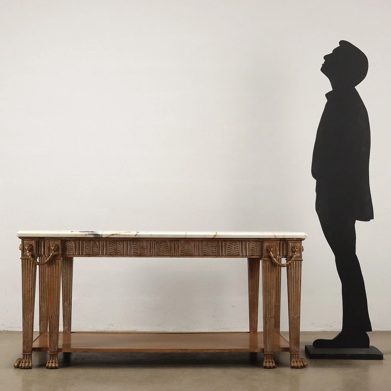 Tavolo in legno con piano in marmo e piedi leonini 2