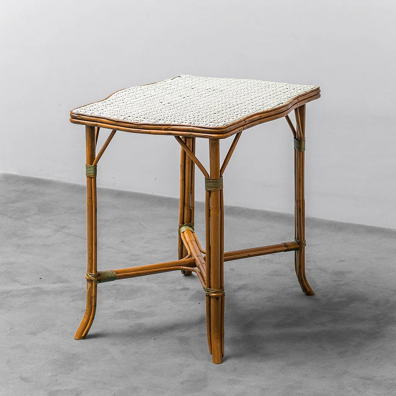 Tavolino in legno e bamboo con piano in paglia di Vienna, anni '50 3