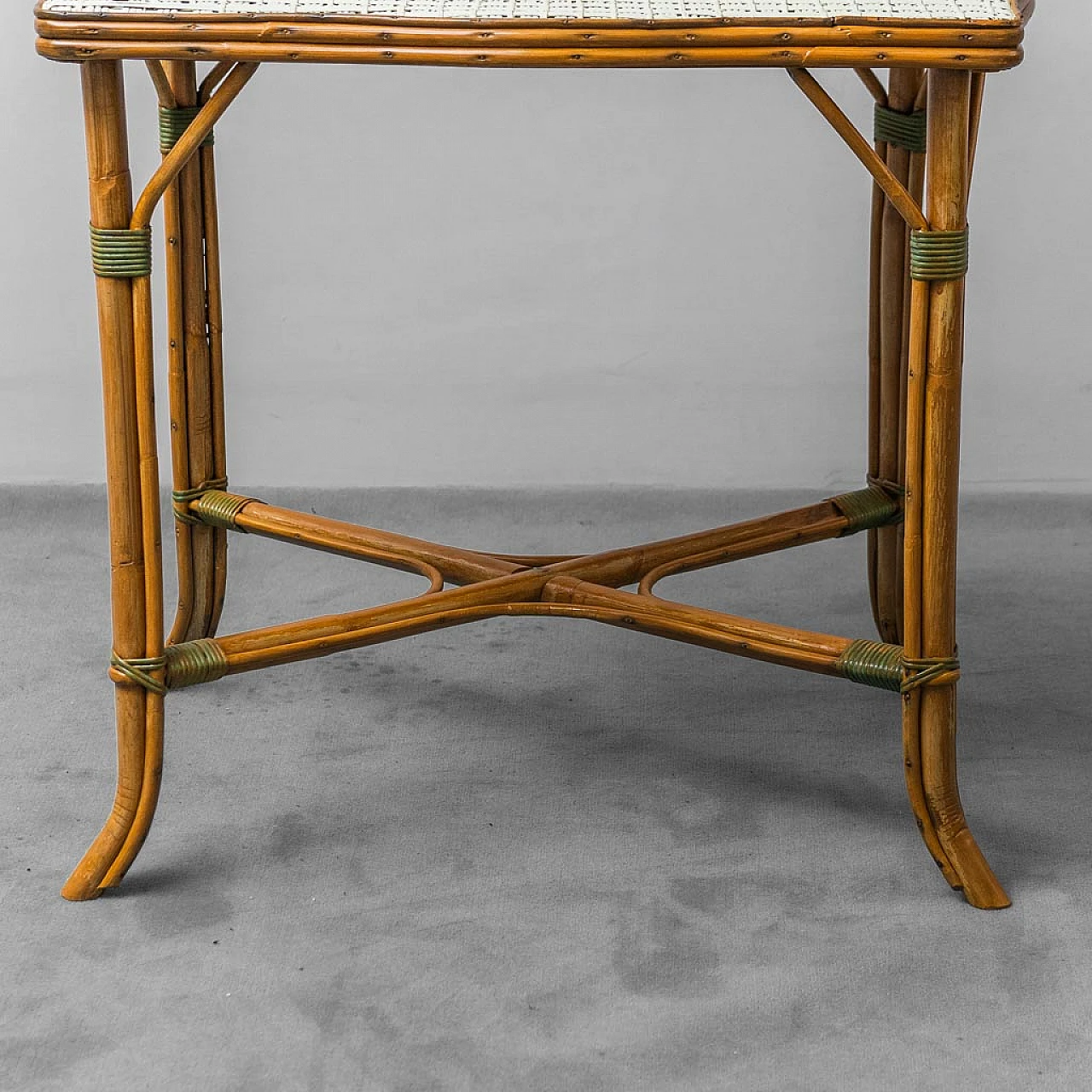 Tavolino in legno e bamboo con piano in paglia di Vienna, anni '50 7