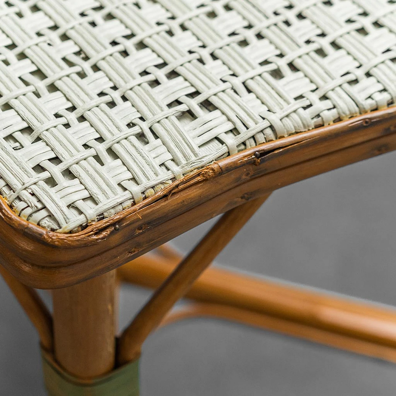 Tavolino in legno e bamboo con piano in paglia di Vienna, anni '50 9