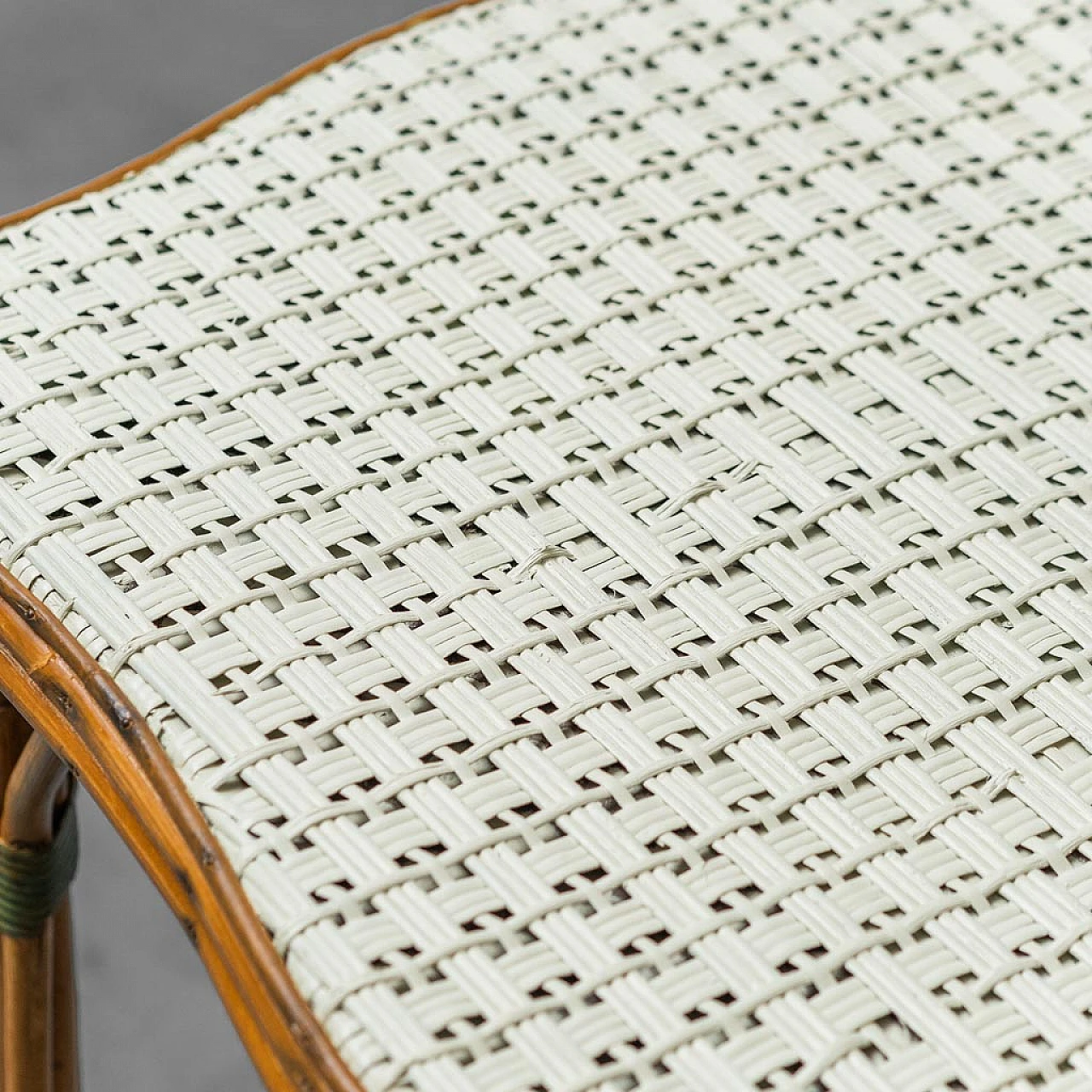 Tavolino in legno e bamboo con piano in paglia di Vienna, anni '50 10