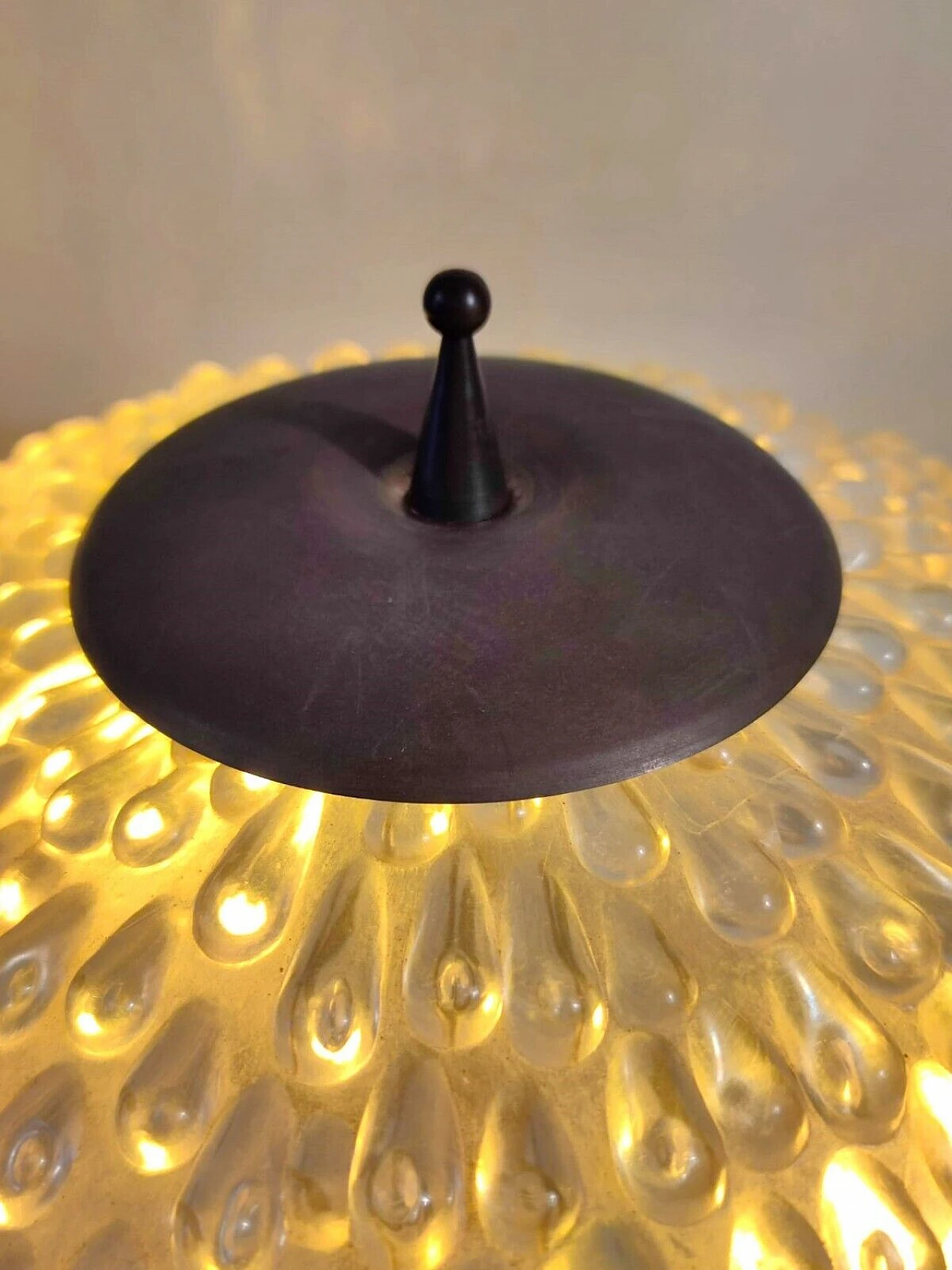 Lampada da tavolo sferica in plexiglass e ottone, anni '70 1
