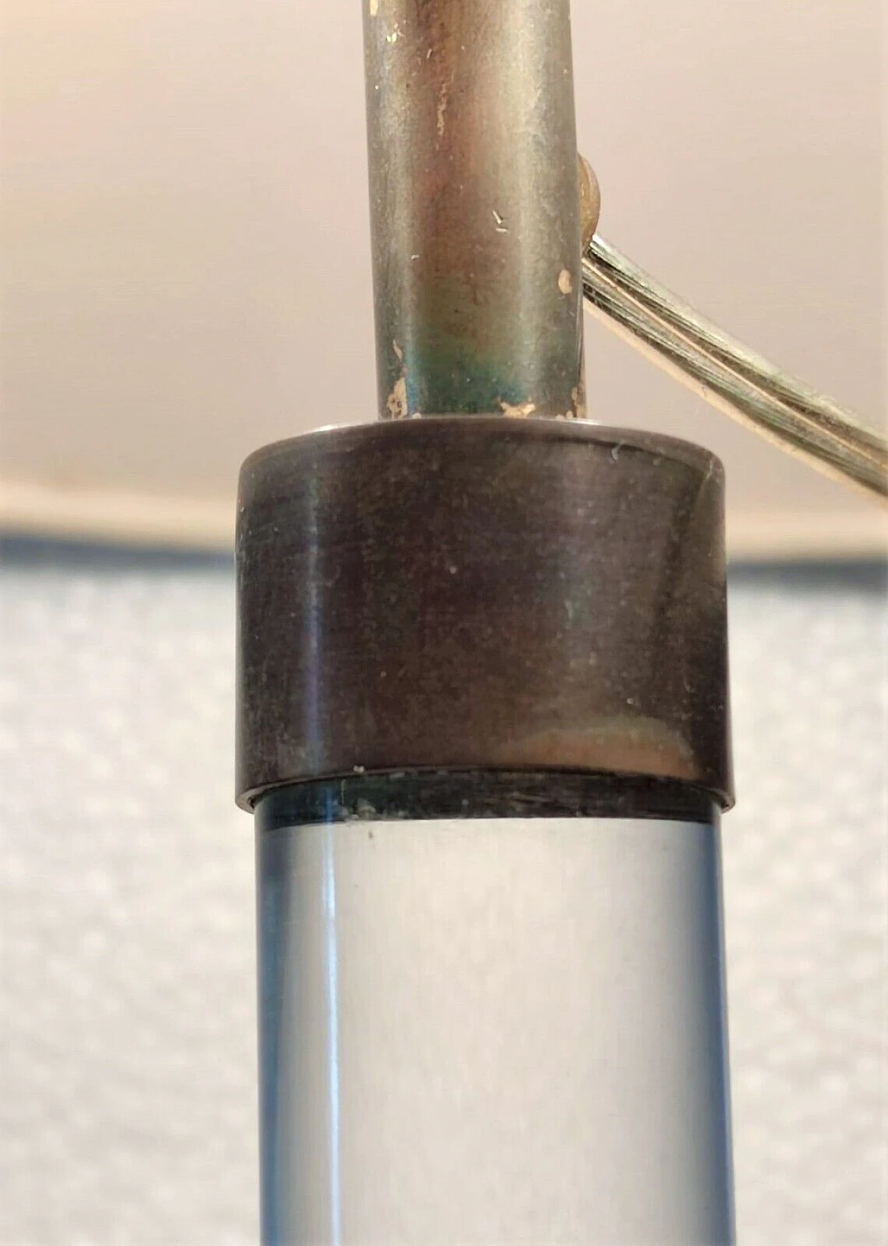 Lampada da tavolo sferica in plexiglass e ottone, anni '70 2