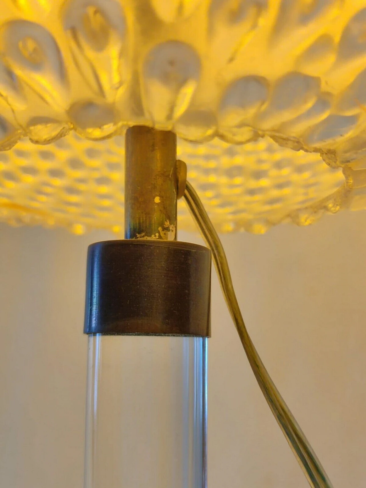 Lampada da tavolo sferica in plexiglass e ottone, anni '70 6