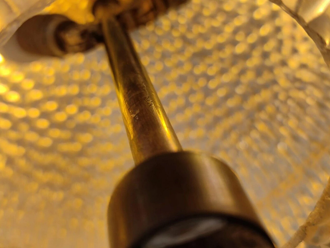 Lampada da tavolo sferica in plexiglass e ottone, anni '70 10