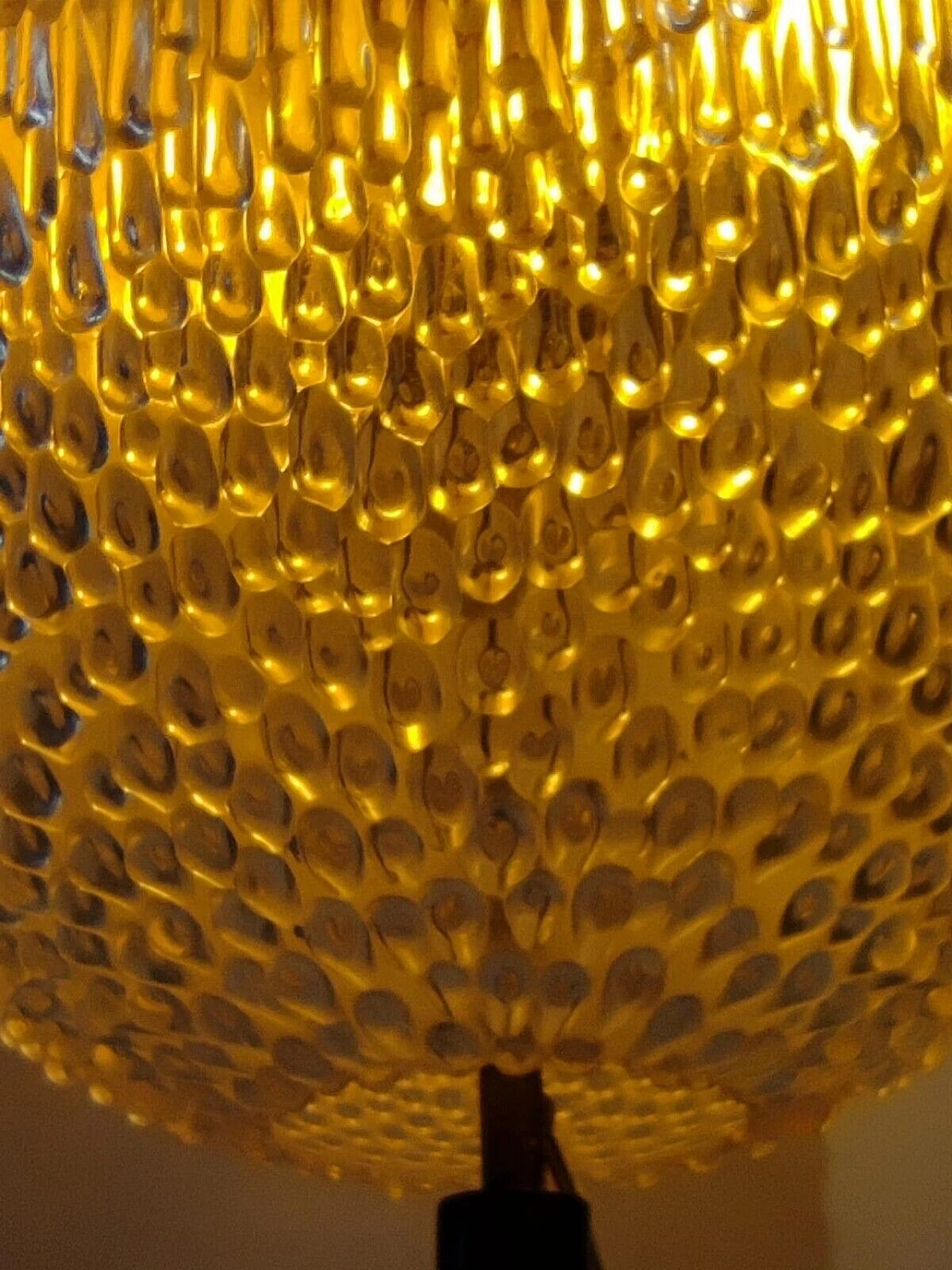 Lampada da tavolo sferica in plexiglass e ottone, anni '70 11