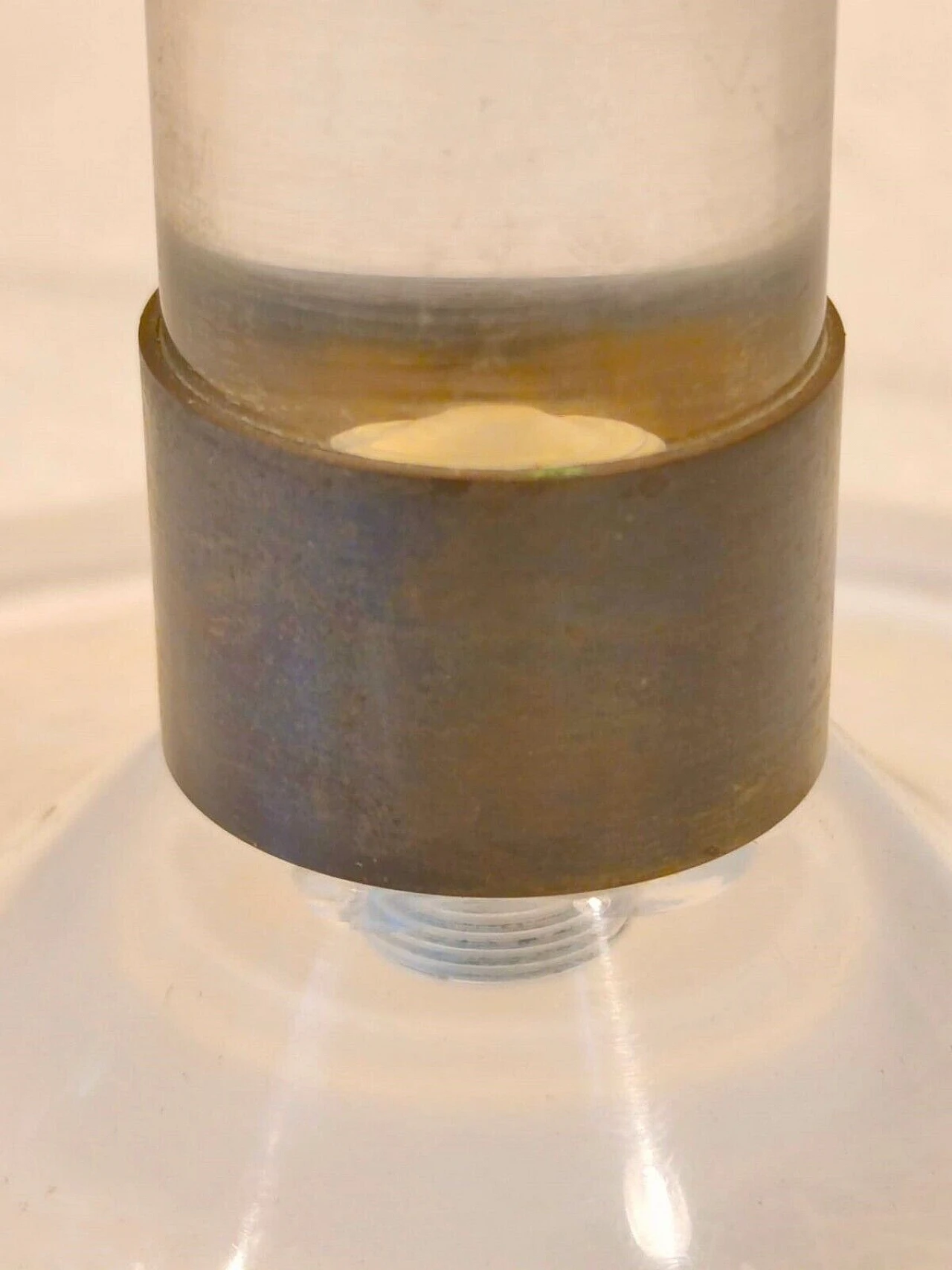 Lampada da tavolo sferica in plexiglass e ottone, anni '70 12