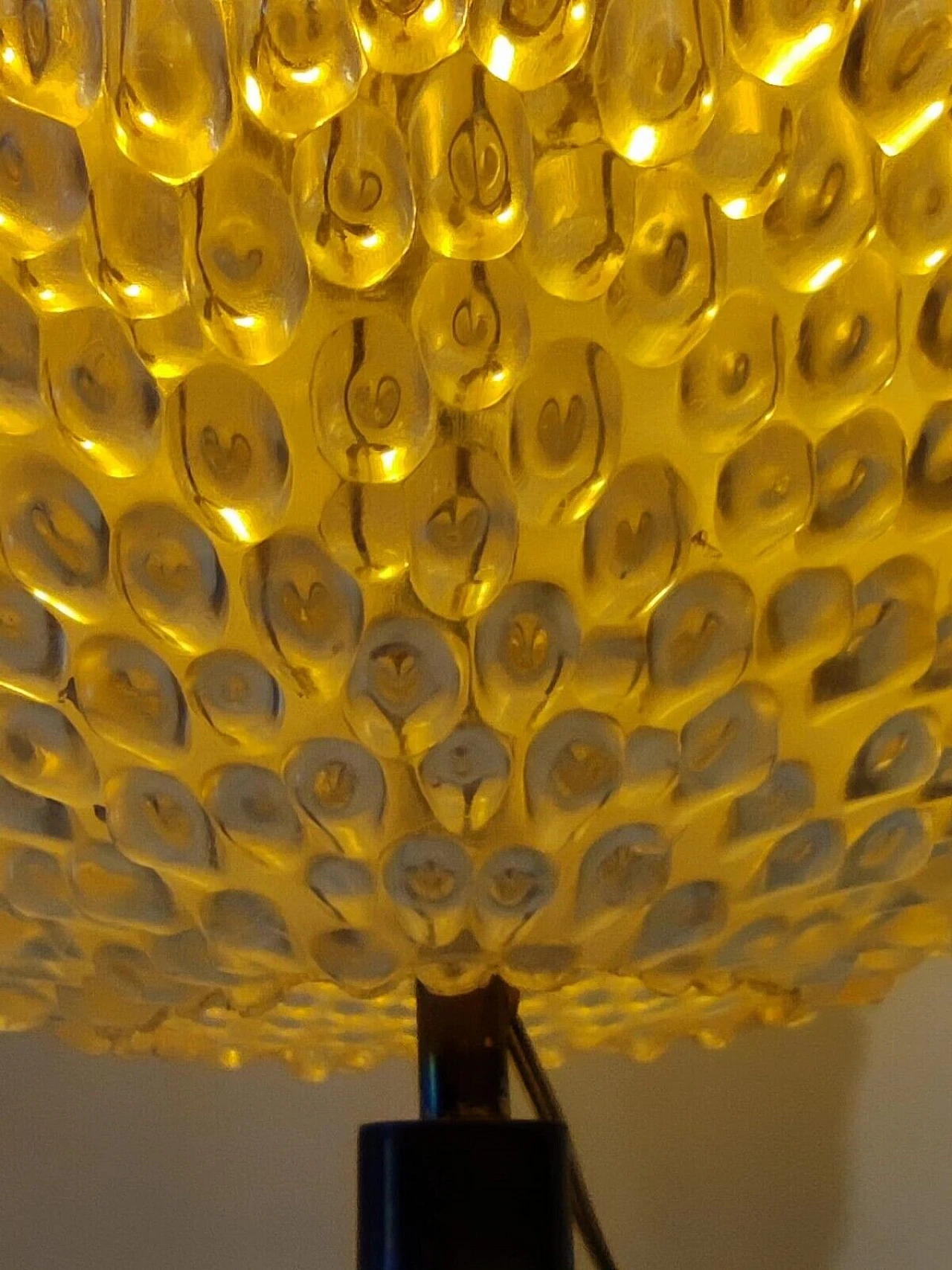 Lampada da tavolo sferica in plexiglass e ottone, anni '70 13