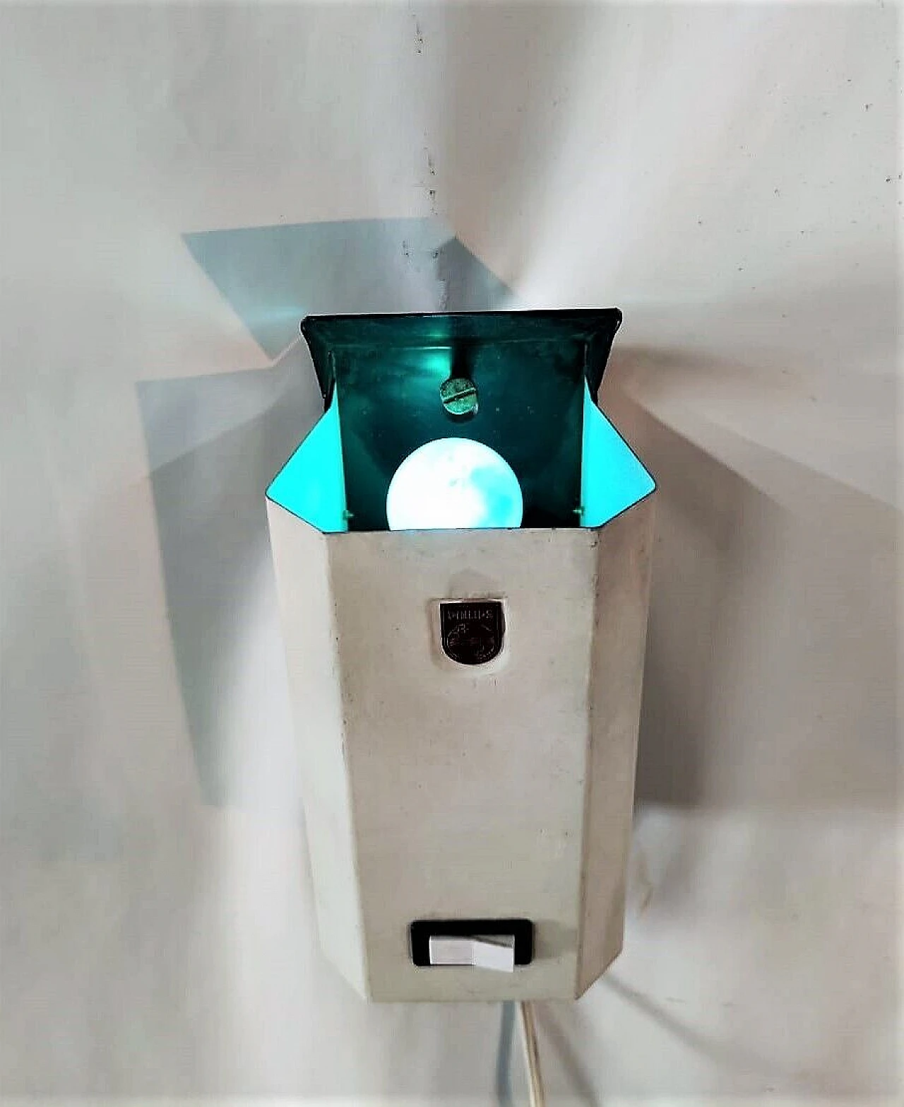 3 Applique in metallo laccato bianco e nero di Philips, anni '70 4