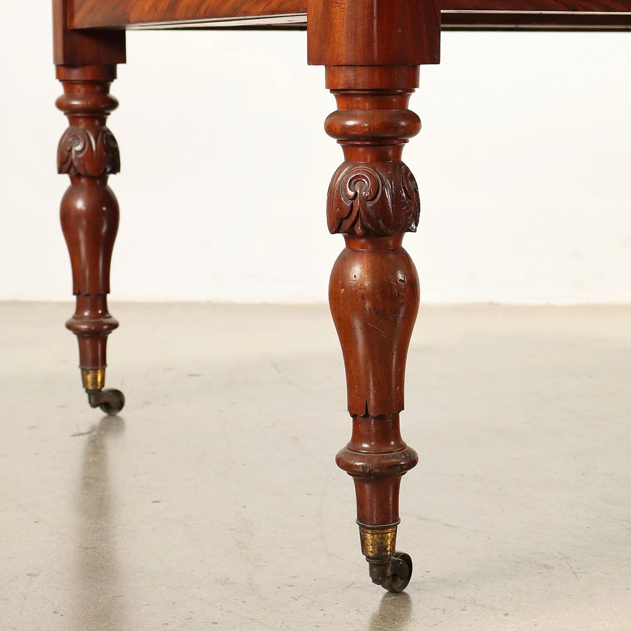 Mahogany extending table with wheels, early 20th century 7