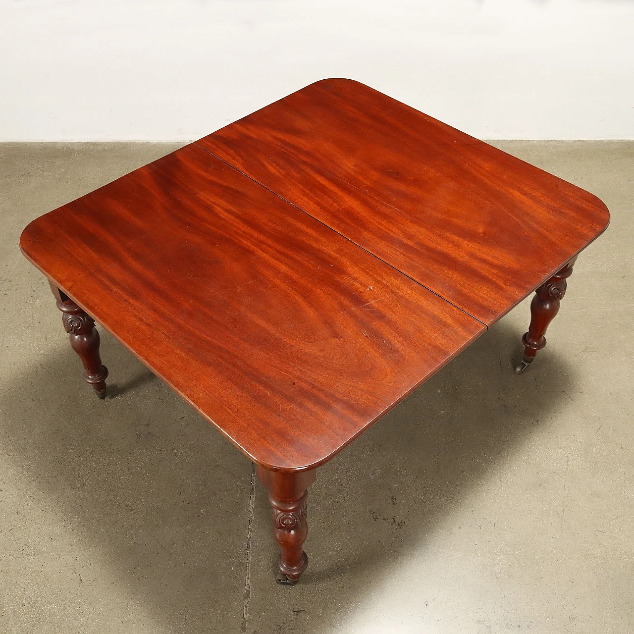Mahogany extending table with wheels, early 20th century 8