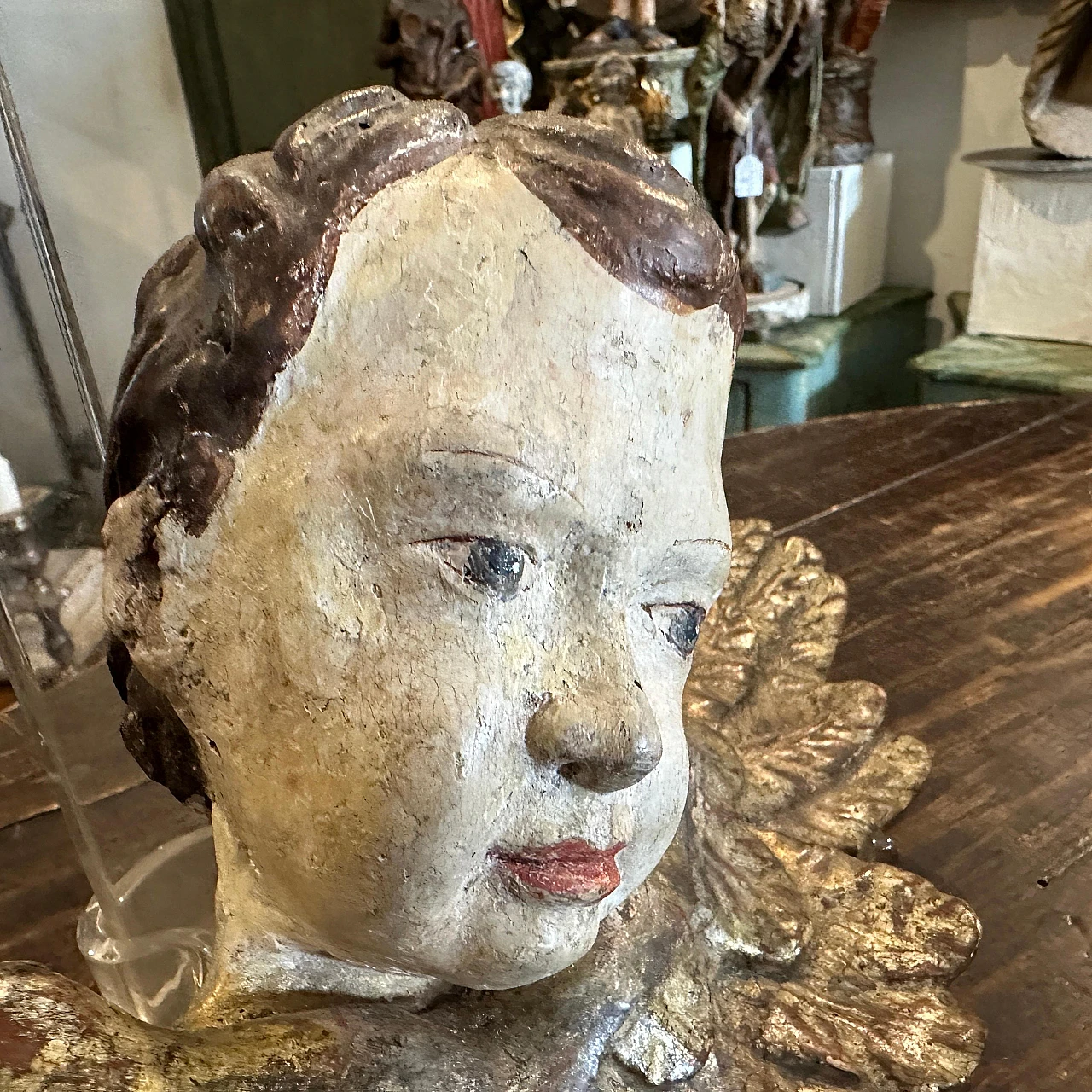 Coppia di sculture di teste d'angelo alate in legno laccato, 1750 2